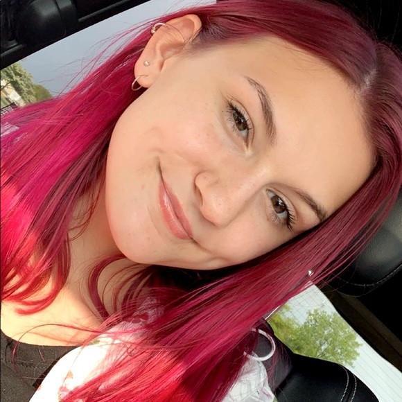 Meet your Posher, Allison - Picture 1 of 2